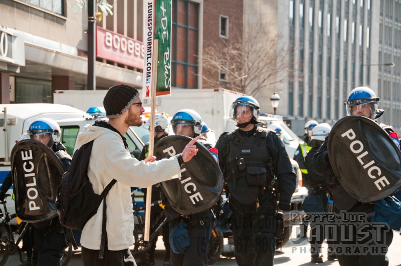 Manifestant-pacifiste-police PLD 20120307 162.1000